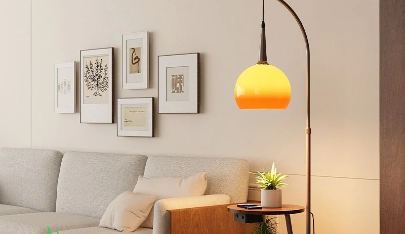 Lampada da terra medievale francese, camera da letto, comodino, scaffale, tre piani