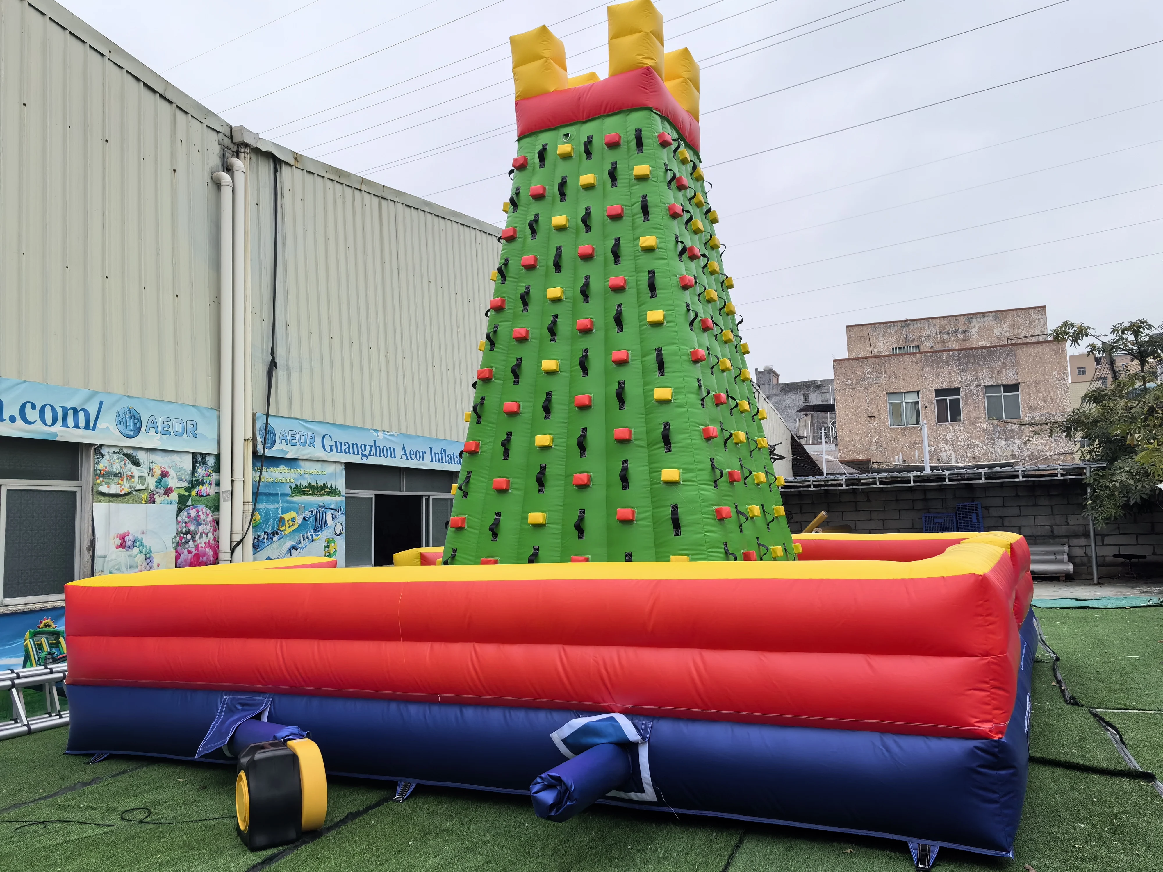 Parete gonfiabile per arrampicata su roccia all'aperto con scivolo per giochi di parchi divertimenti per adulti e bambini al coperto