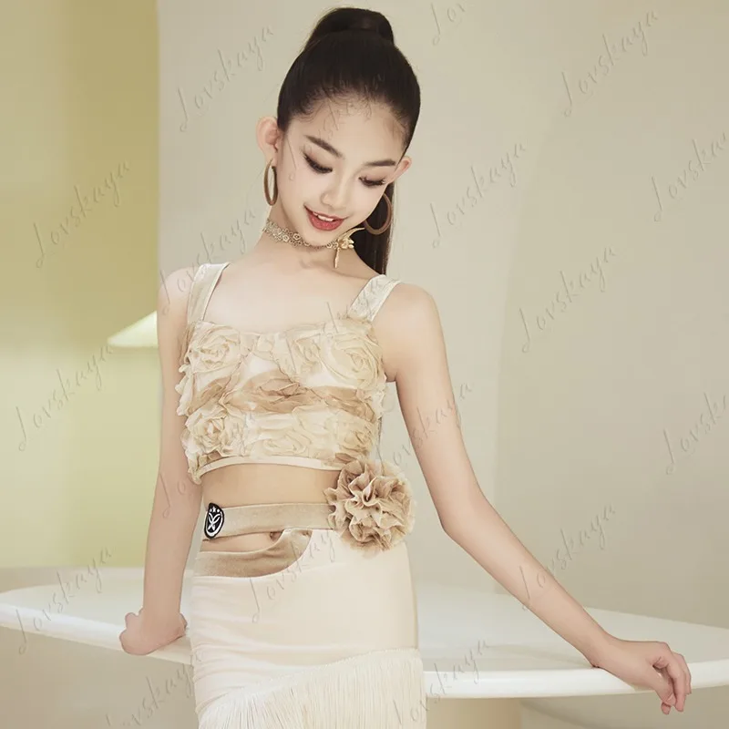 Ein bequemes Kleidungsset zum Üben und Aufführen von lateinamerikanischen Tanz, mit weißen dreidimensionalen High-End-Blumen.