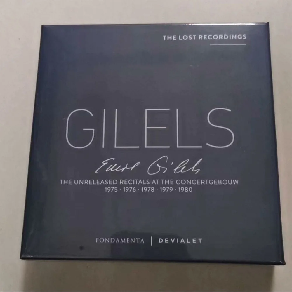 

CD-альбом "The Lost Recordings" включает записи живых выступлений пяти сольных концертов легендарного пианиста Эмиля Гиллеса, состоявшихся в период с 1975 по 1980 год.