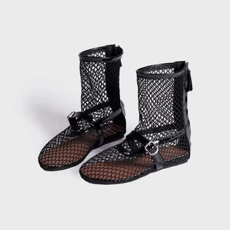 

Новинка 2023 года, летние женские крутые ботинки, сетчатые полые сандалии, модный дизайн, пряжка ремня, сексуальные удобные женские туфли на плоской подошве, большие размеры 42