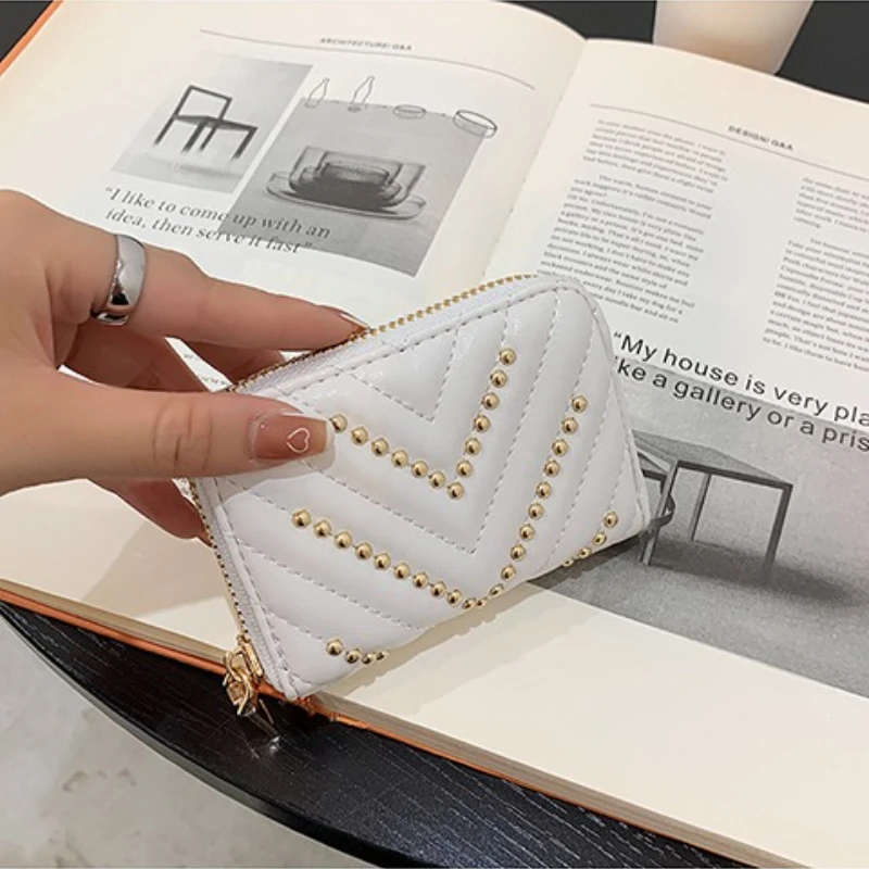 

Fashion Women's Wallet, High-Capacity Card Holder with Light Luxury Brand, Easy to Carry and Durable