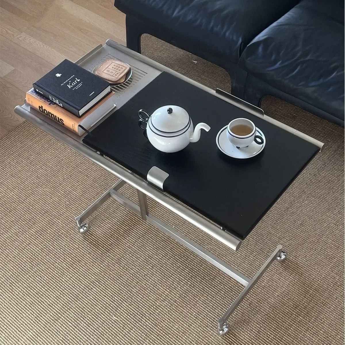 Mobile solid wood wheeled trolley coffee table sheet music rack can be lifted and lowered side table