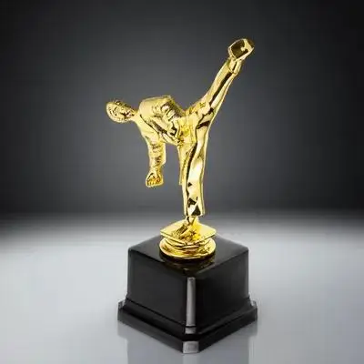 

Наградной кубок для победителей на спортивных соревнованиях, для детских праздников, церемоний, подарков и декора