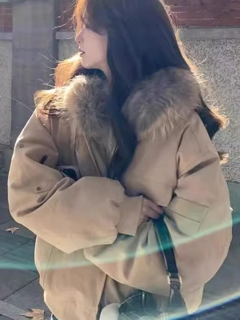 

Женская зимняя утепленная куртка-пуховик с большим меховым воротником цвета хаки, на белом утином пуху, с капюшоном, бренд Rouje Kefss