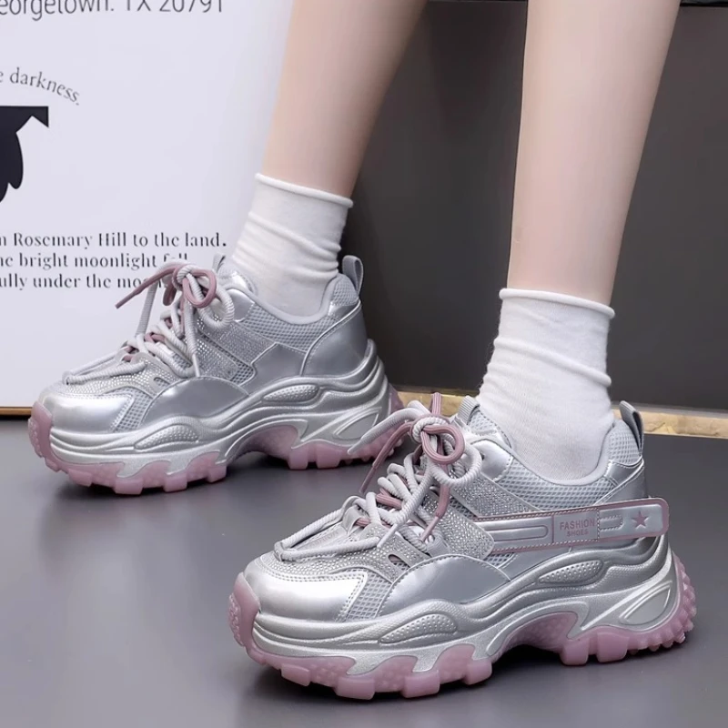 2025 حذاء أبي جديد مضاد للانزلاق باللون الوردي ونعل سميك متعدد الاستخدامات حذاء رياضي كاجوال للنساء