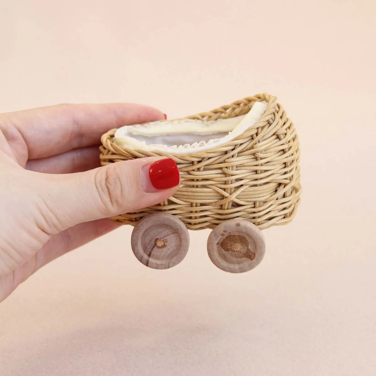 Miniature simulated furniture 1:12 rattan cradle with a little bear is suitable for dollhouse home decoration