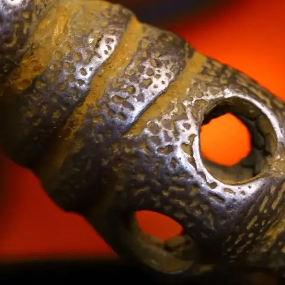 ciondolo-amuleto-nepalese-tradizionale-antico-tiantie-con-testa-di-teschio-in-cinabro-texture-floreale-croce-vajra-phurpa-per-protezione-domestica-ed-esorcismo