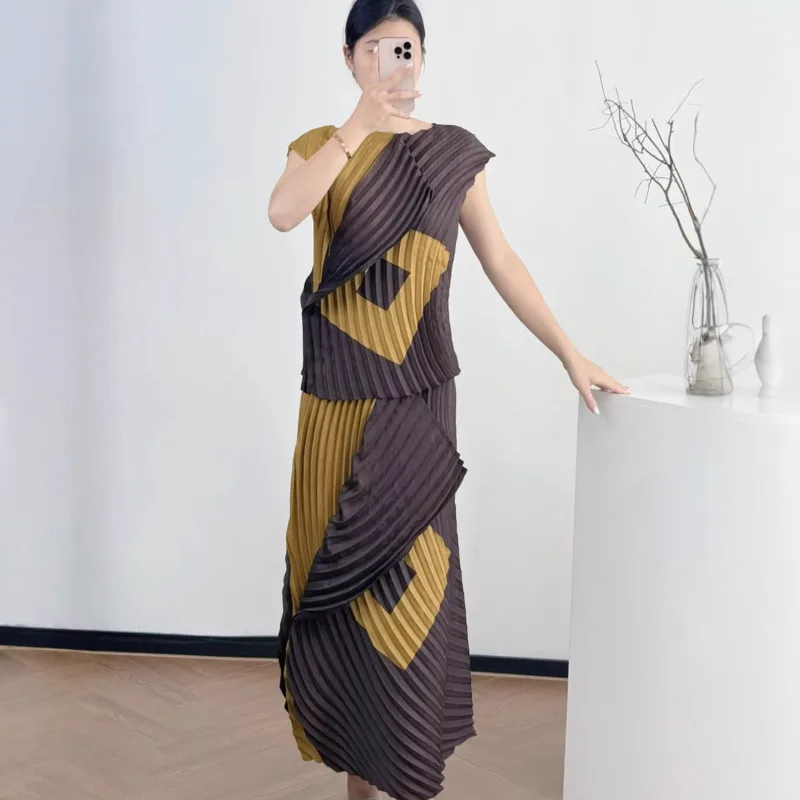 

Повседневный женский костюм: плиссированная контрастная футболка без рукавов с лоскутным узором и асимметричная свободная юбка больших размеров. Летняя женская одежда.