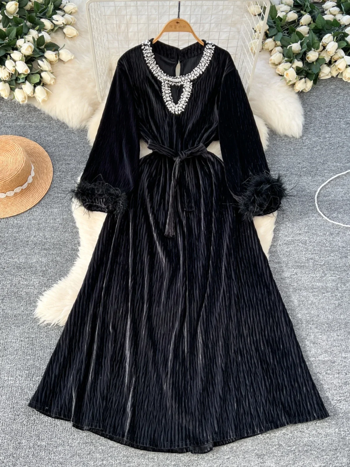 High-end Golden Velvet Dress for Women's 2025 New Hollow-out Diamond-encrusted Round Neck Fluffy Sleeves High Waist Long Dress