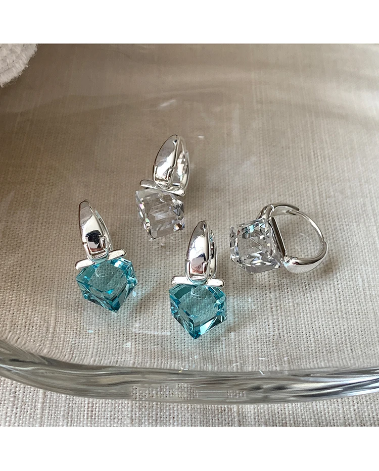 Quadratische Zirkonia-Huggie-Ohrringe, Silberbeschichtet, Blaue Klare Kristall-Creolen, Eleganter Alltagsschmuck für Frauen, Geschenkidee – Detail 5