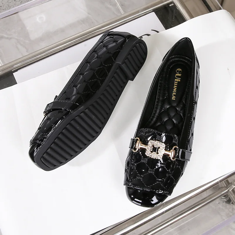 2025 ربيع جديد مسطح القاع أحذية نسائية كبيرة متعددة الاستخدامات ورنيش جلد ناعم رئيس مربع أحذية نسائية عادية #4