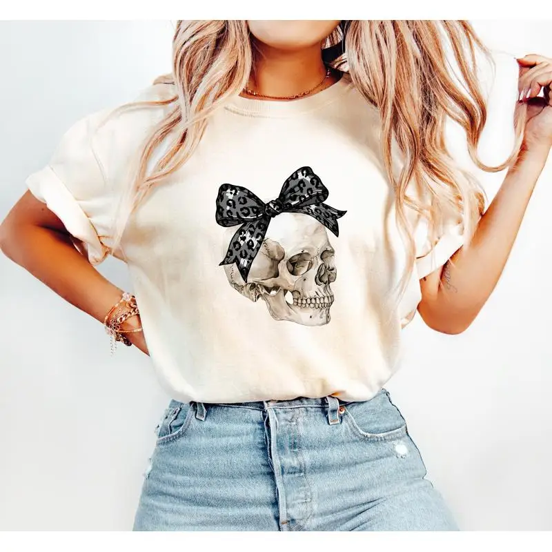 

Футболка Comfort Colors Хэллоуин Череп Черный Кокетный Лук Женская Забавная