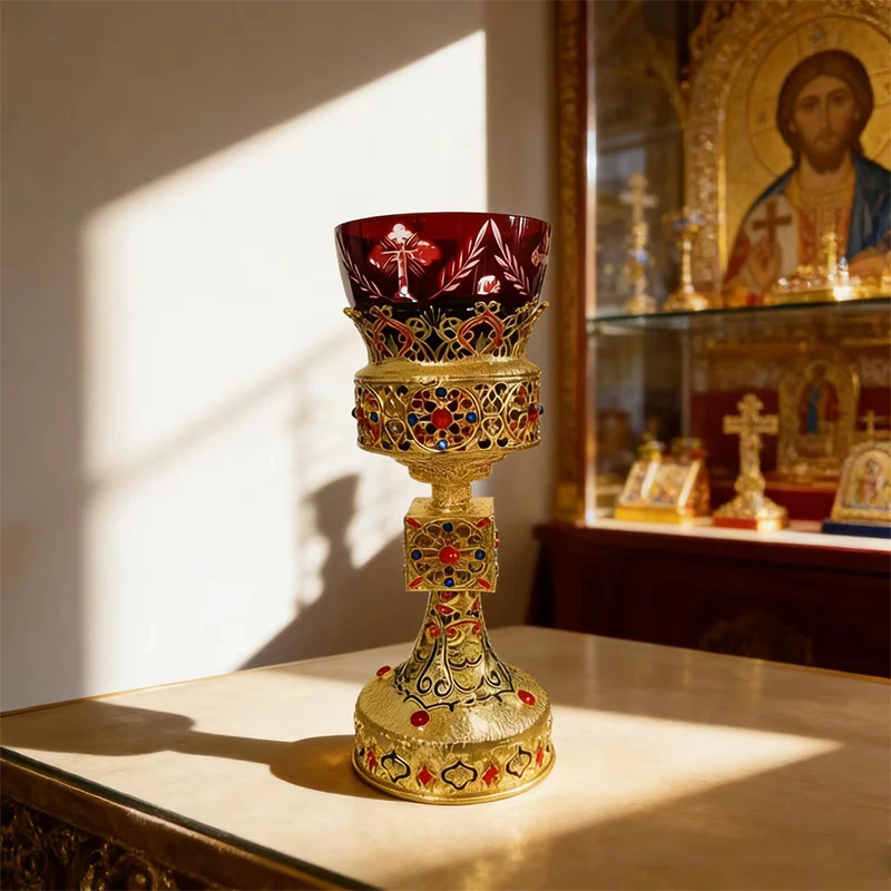 Vergoldeter orthodox-katholischer Liturgiekelch mit emaillierten roten Edelsteinen und rotem Glasbecher für die Kirchencommunion und den Heimaltar. – Detail 2