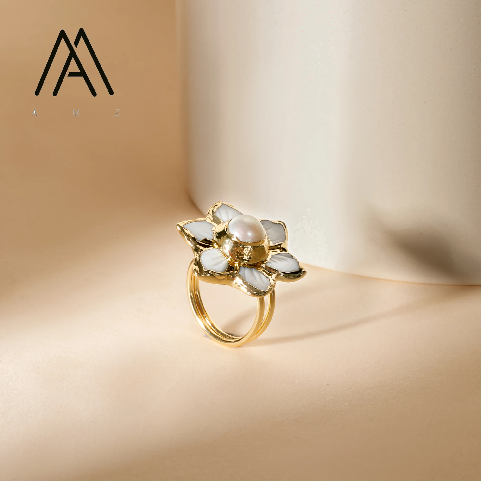 Pearl Flower Ring Natural White Shell Luxury Jewelry Adjustable Gold-Plated Ring Fashionable Daily Party Jewelry Gift for Girls