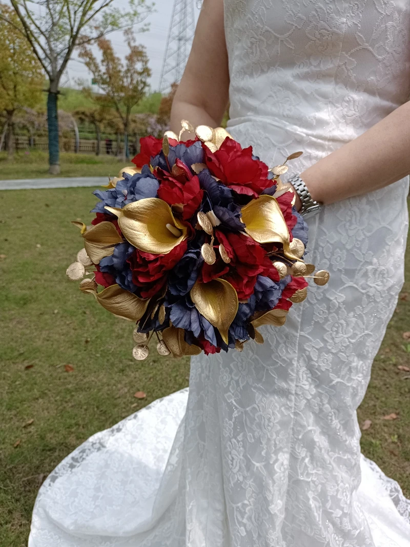 Ramalhete nupcial, acessórios do casamento, lírio dourado do calla, rosa vermelha, combinação azul do rosa, flor da mão