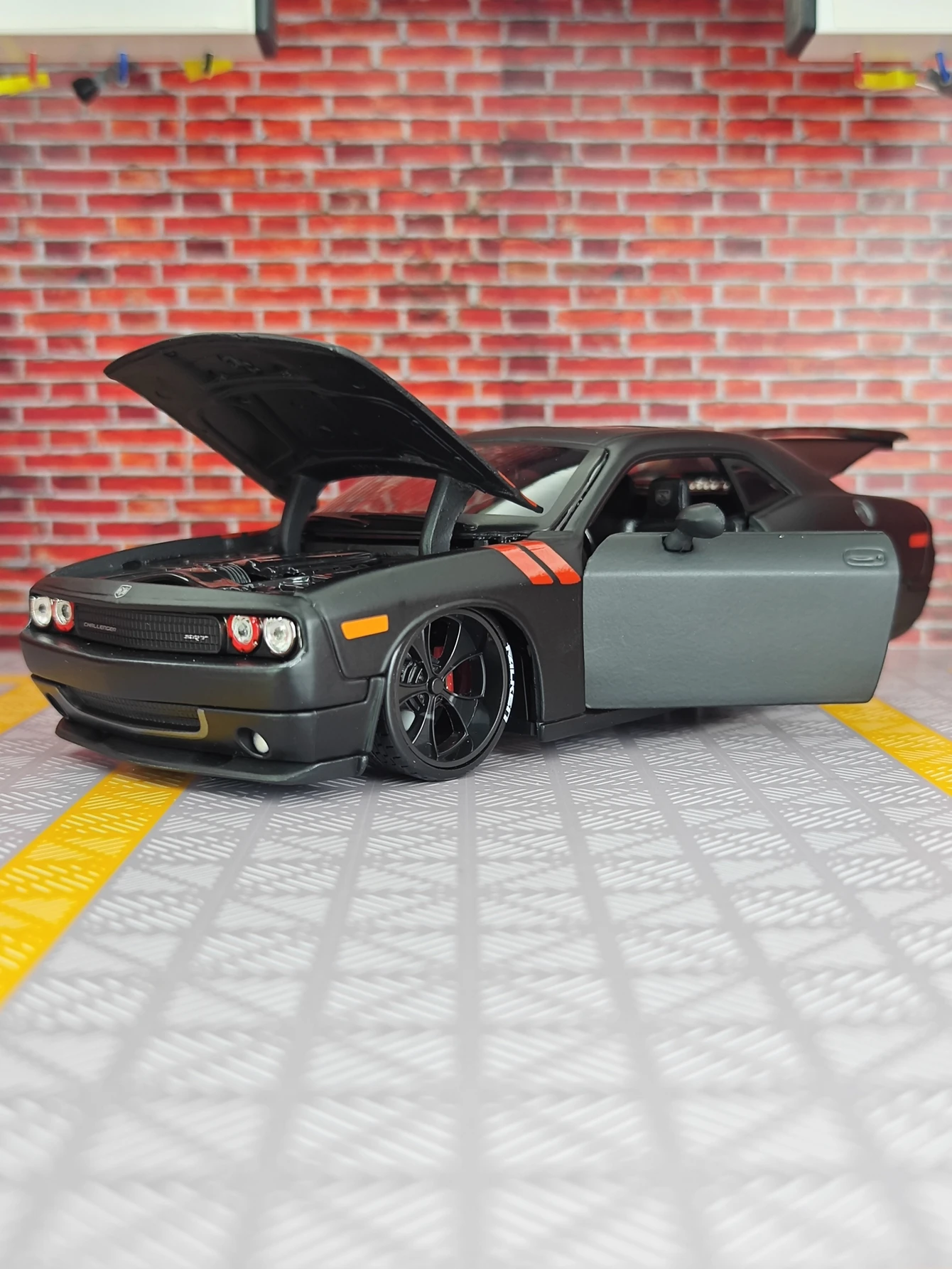 

Maisto 1: 24 simulation Dodge Challenger 2008 alloy car model, doors and hood can be opened, static gift collection good quality