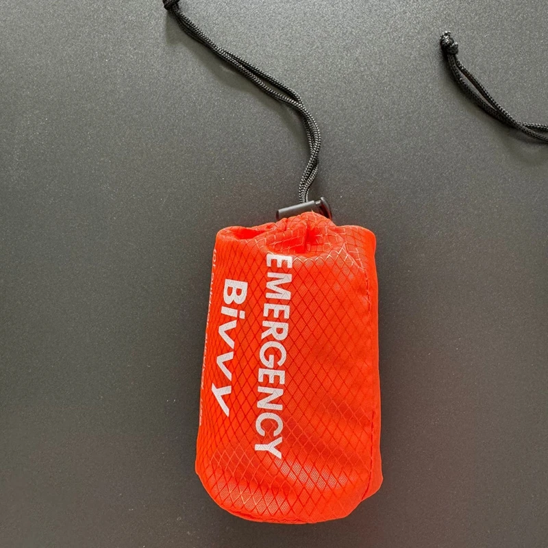 Notfall-Schlafsack, Überlebensdecke, Thermo-Mylar-Biwaksack, leichter, wasserdichter, tragbarer Unterschlupf für Camping und Wandern