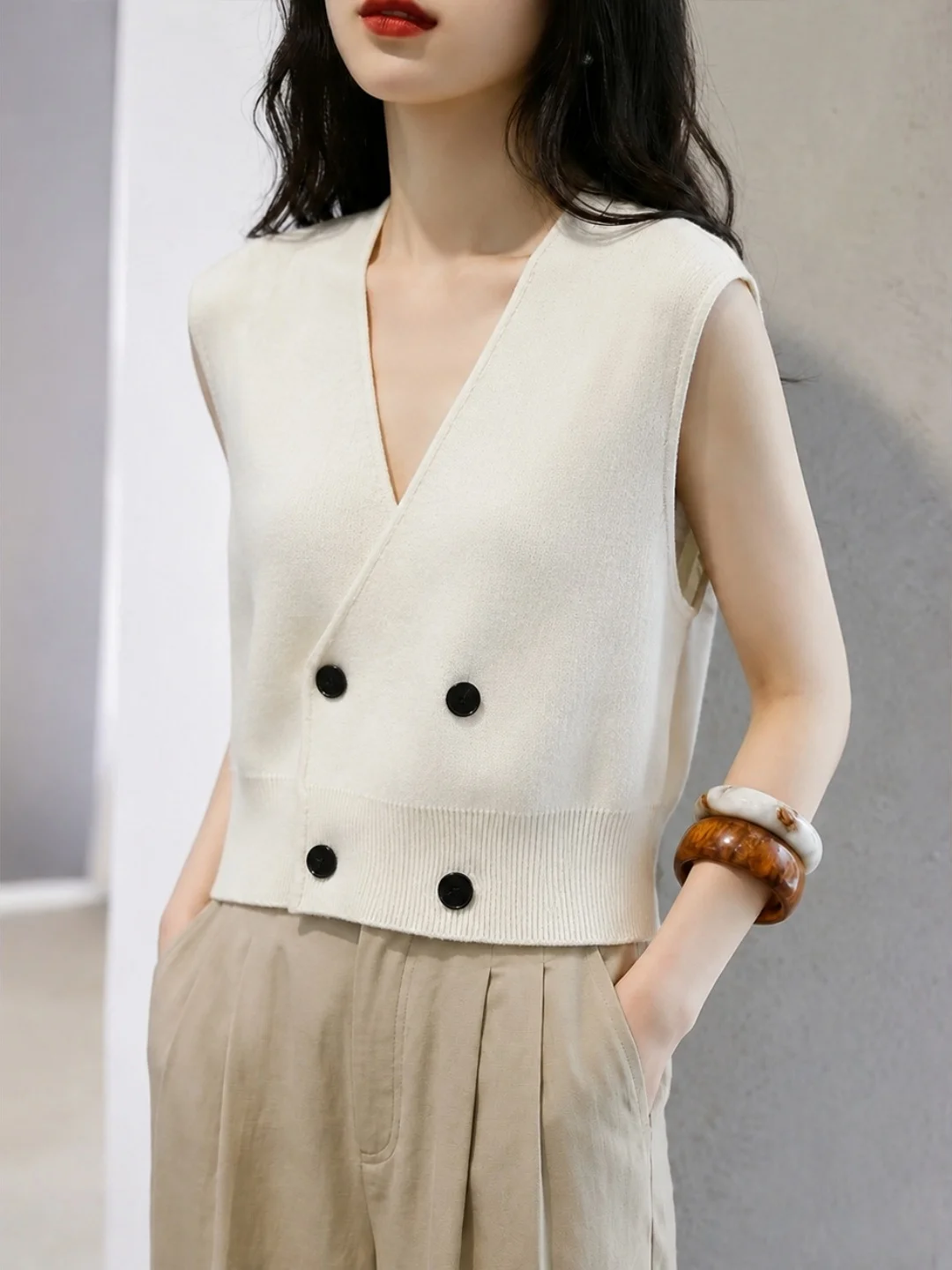 Fashionable V-Neck Knitted Vest Sleeveless Women's Style Elegant Youthful Appearance 2026 Autumn New Arrival Poet Lin Brand