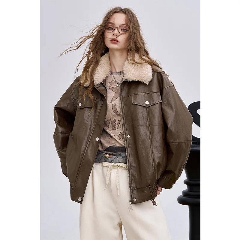 ELFSACK 2025 Winter New Arrivals Casual Loose Back Print Plush Lapel Short Leather Jacket For Woman