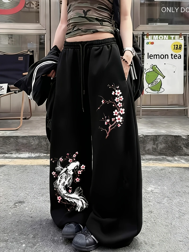 Trendige und coole Jogginghose mit Koi- und Kirschblüten-Print, lockeres, gerades Bein, vielseitige Freizeithose für alle Jahreszeiten.