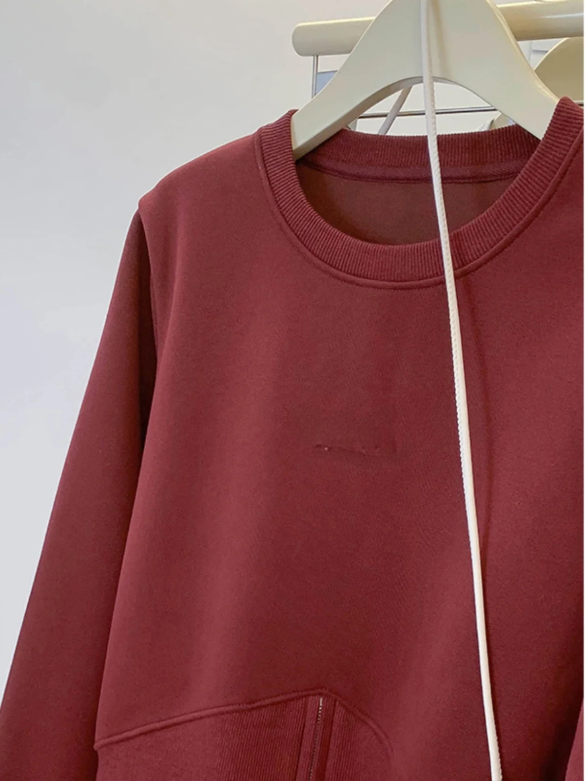 Felpa Rossa Rotonda con Cappuccio da Donna, Top Alla Moda con Zip Snellente, Novità Autunno Inverno, Comoda in Poliestere a Maniche Lunghe...