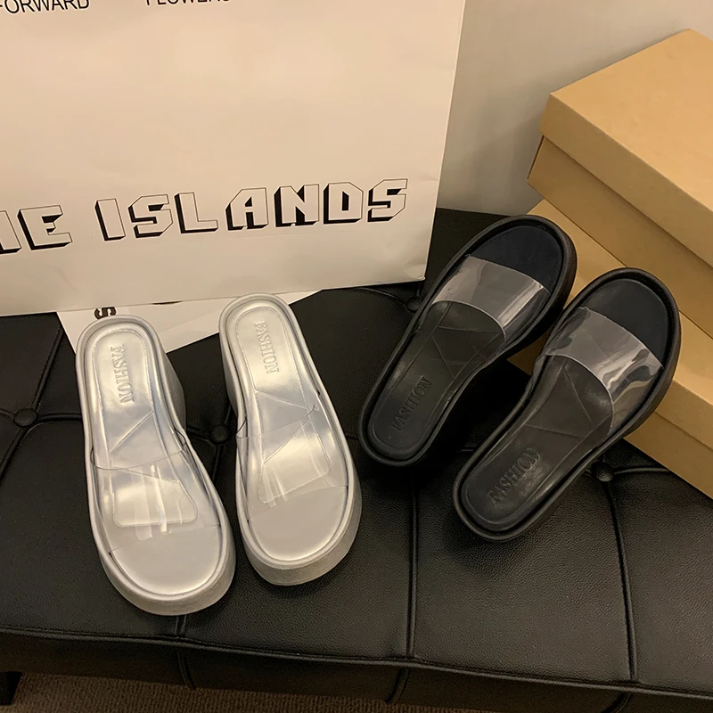 شباشب نسائية صيفية مكتنزة لعام 2025 أحذية شاطئ خارجية شفافة من مادة PVC بكعب عريض أحذية شاطئ خارجية غير رسمية للسيدات