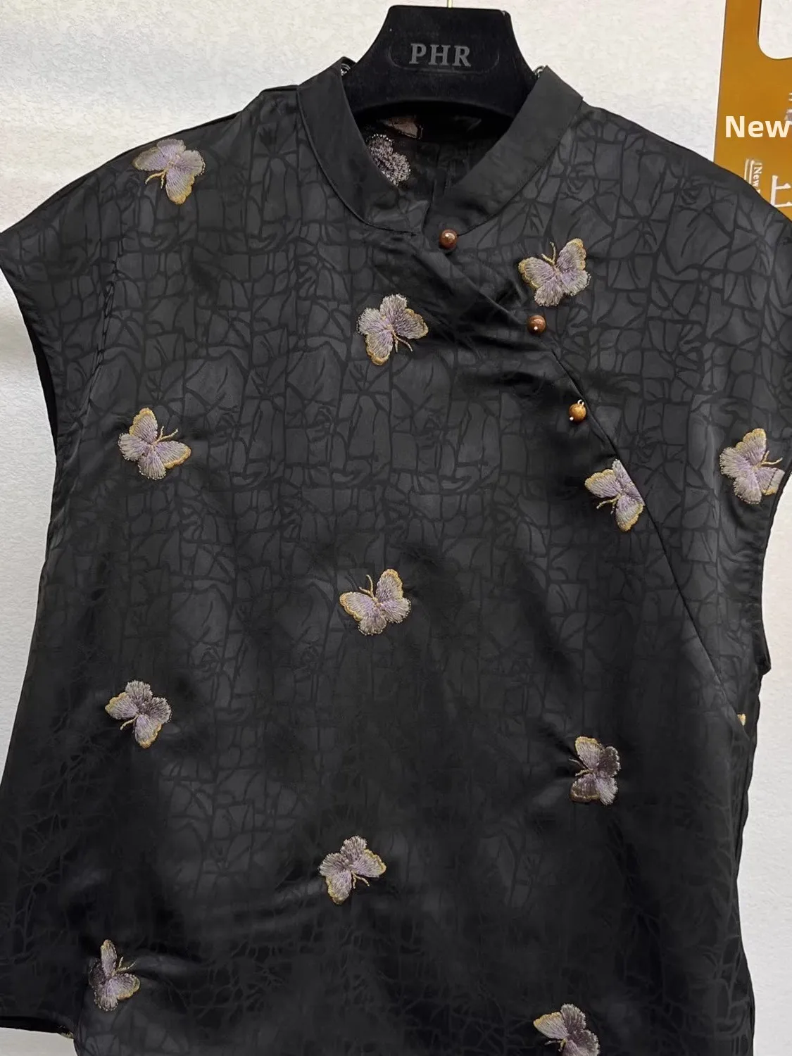 Letnia kolekcja 2025, damska bluzka z stójką, w stylu vintage, zapinana na guziki, z nadrukiem, rozpinana, luźny krój, cienki materiał, jednolity kolor.