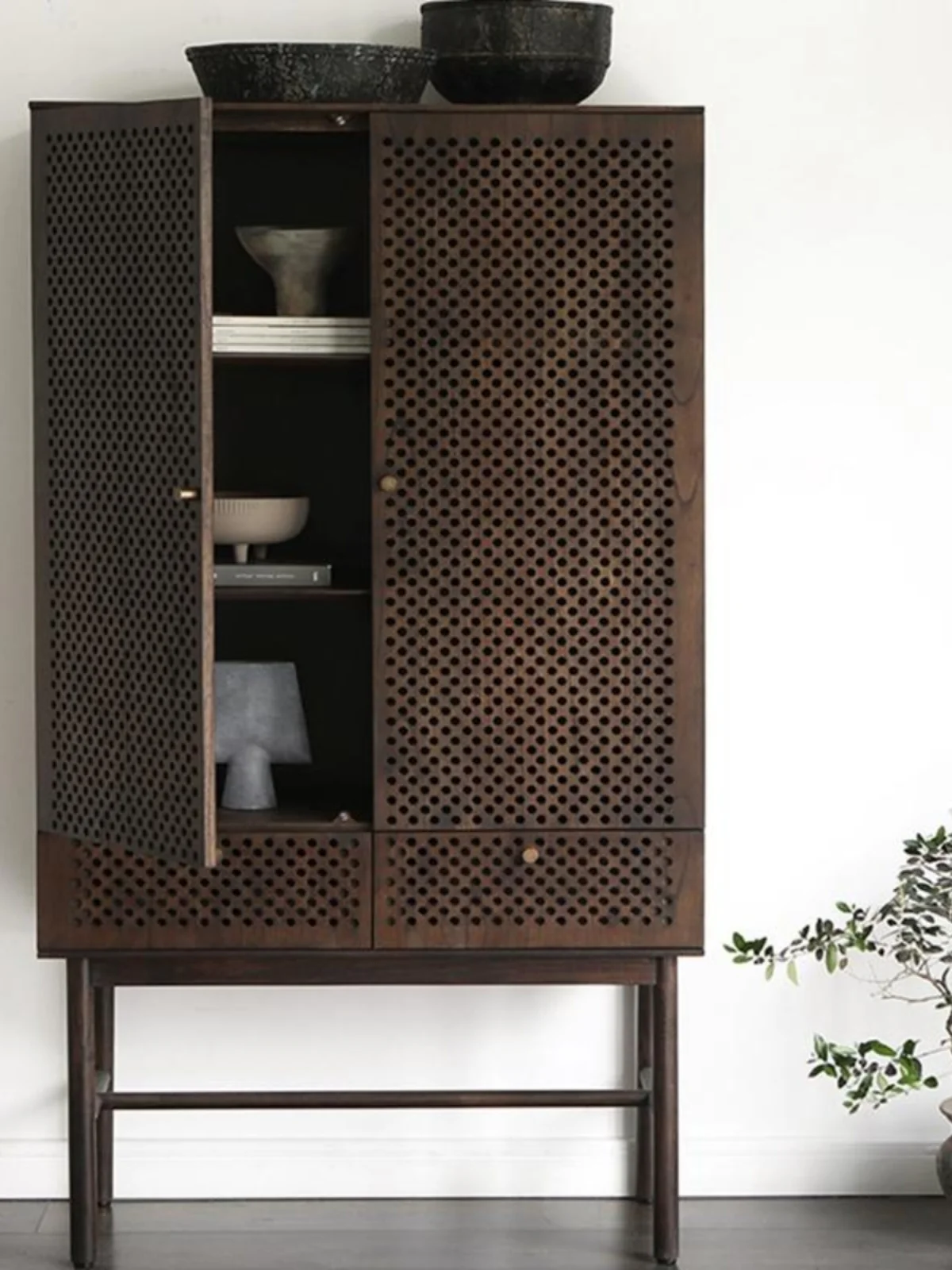 Simple smoked sideboard, floor-standing cabinet, entryway storage and storage, wabi-sabi vintage style