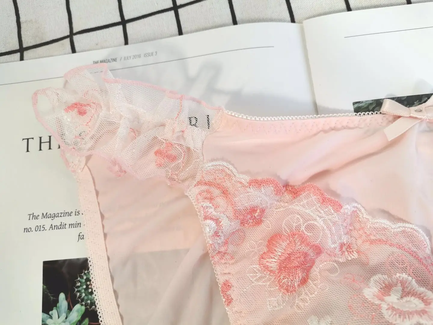 

Men's Sexy Lace Ice Silk Underwear Elastic Comfortable e Briefs Soft Health mid Waist Floral Pattern Youth Innerwear