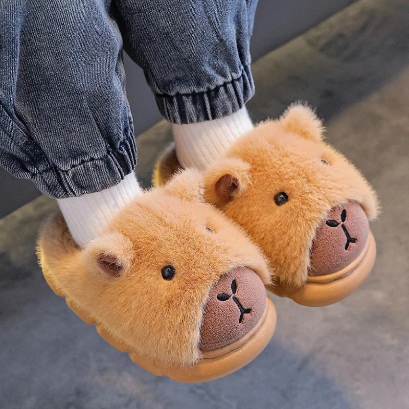 

Детские тапочки с капибарой, новинка зимы 2023, милые пушистые хлопковые напольные туфли, женские теплые домашние плюшевые напольные домашние тапочки с героями мультфильмов