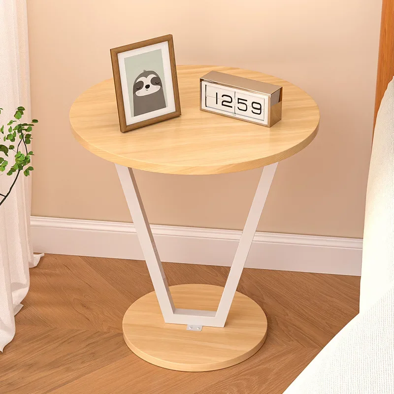 أريكة طاولة صغيرة جانبية عدد قليل من غرفة المعيشة وطاولة قهوة صغيرة بجانب السرير وعدد قليل من أرفف الطاولة المستديرة