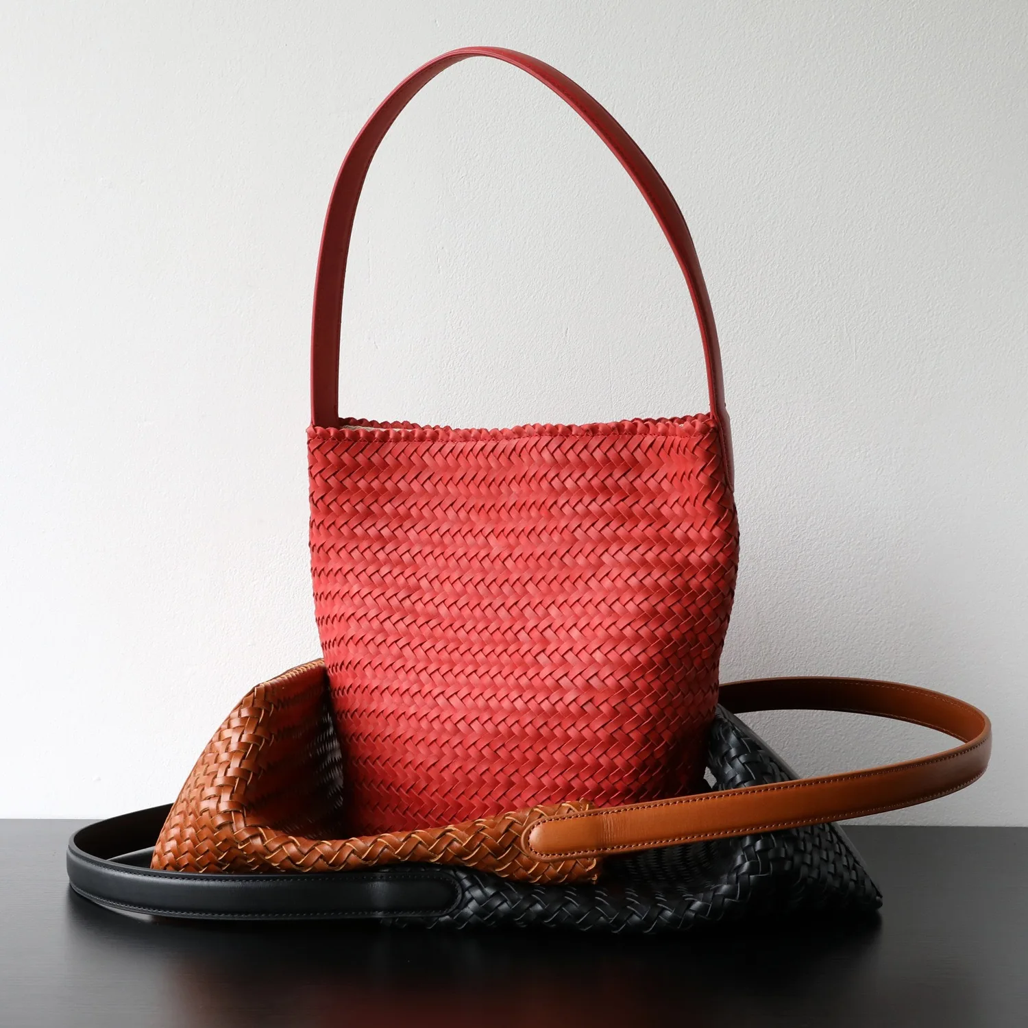 

Top quality top layer cowhide hand woven bag, large capacity single shoulder tote bag, underarm bag, bucket bag