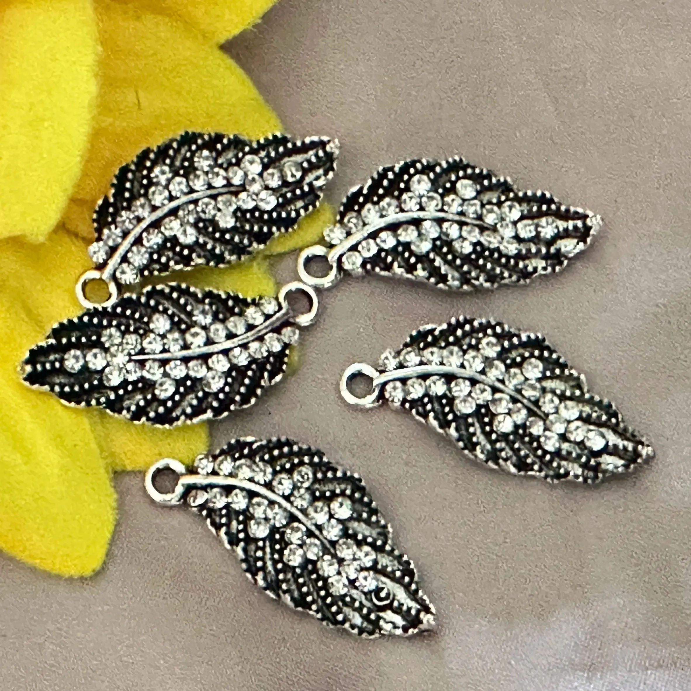 

2pcs Leaves Alloy Diamond-encrusted Handmade,DIY Phone Case Buttons,Material Hair Clothings Accessories Buttons Gift Decoration