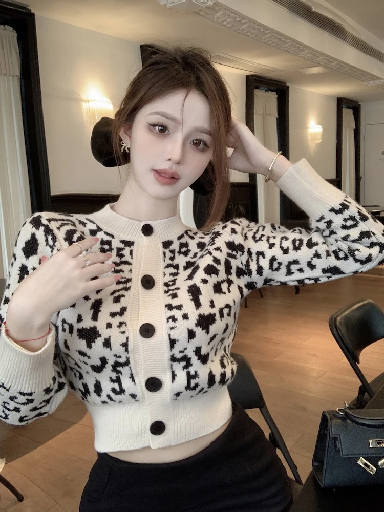 2022 Autumn Winter Long Sleeve O-Neck Knitting Sweater Women'S New Shortvintage Leopard Print Buttons Slimfashion Knitted Top