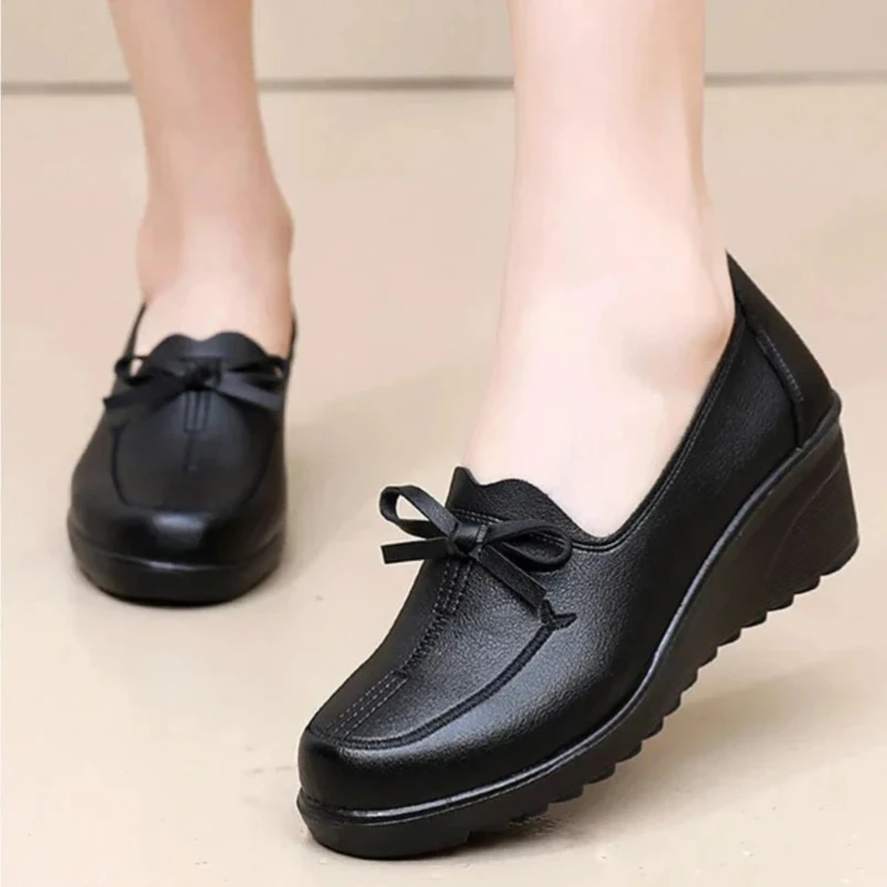 

2024, простая женская обувь на танкетке, кожаные туфли без шнуровки на плоской подошве, весенние лоферы для мам, увеличивающие рост, женские мокасины