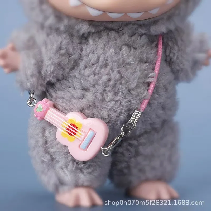 Miniaturowa gitara na pasku do domku dla lalek, symulacja instrumentu, model, akcesoria do dekoracji domku dla lalek, zabawka do zabawy w udawanie.