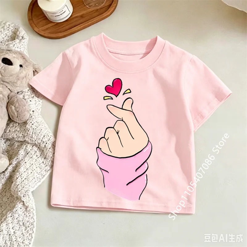Kids Cute Finger Heart Graphic T‑Shirt, Girls Short Sleeve Casual Crew Neck Tee, Lovely Love Hand Print Daily Wear Tops
