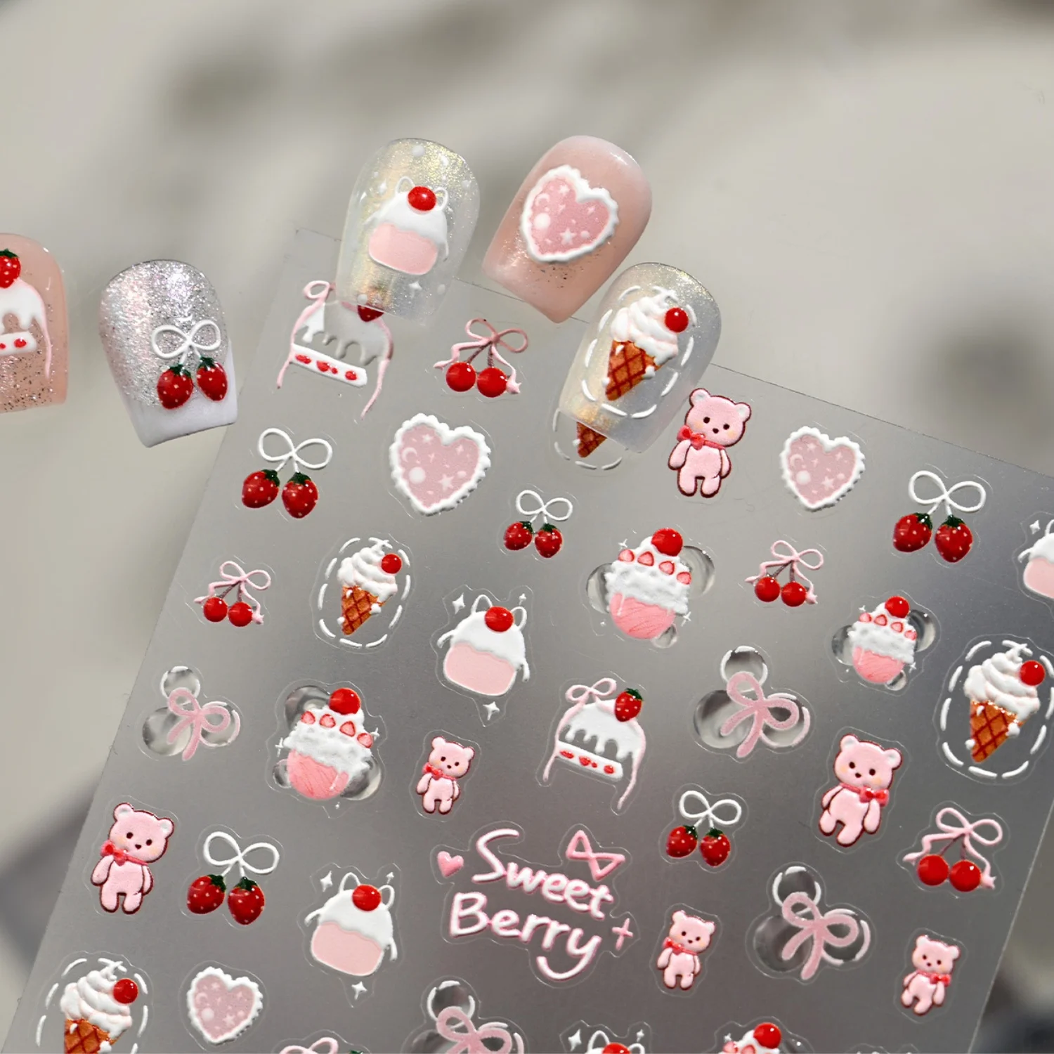 5D Süße Beeren-Bärchen Gelee Rosa Weißer Bär Erdbeer-Kuchen Eiscreme Kirschherz Rosa Schleife Nagelkunst-Aufkleber Geprägte Abziehbilder DIY