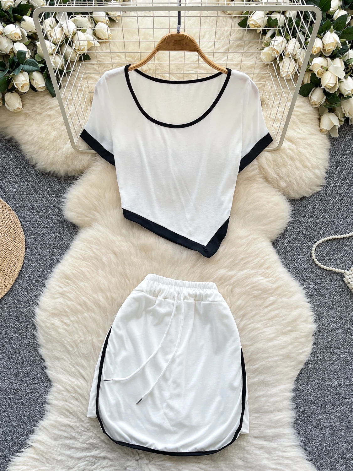 Conjunto casual de cseta de manga curta com gola redonda e saia de cintura elástica, roupa esportiva leve e confortável pa...