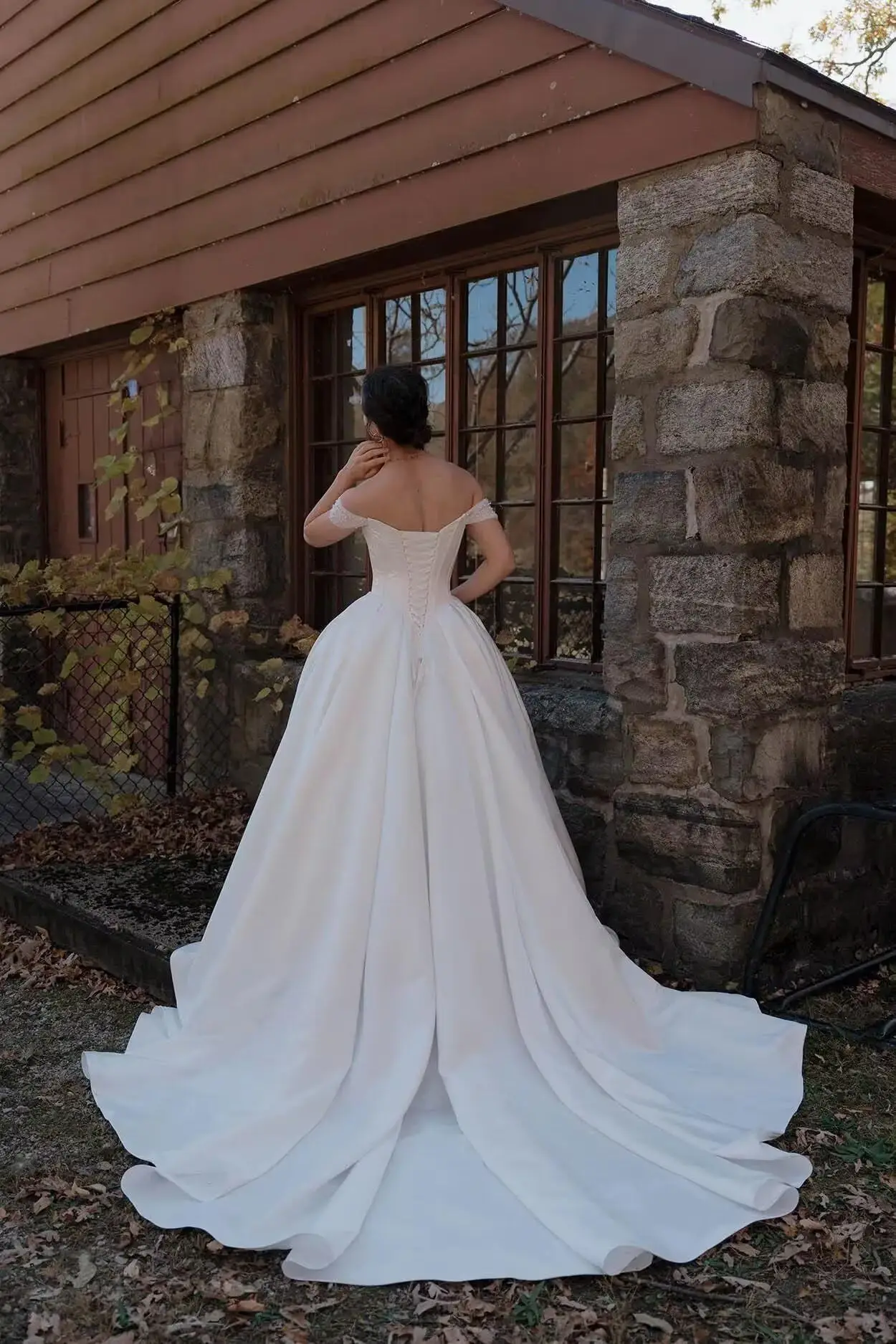 Abiti da sposa con perle con spalle scoperte per la sposa Abito da ballo da sposa plissettato in raso a trapezio con scollo a cuore