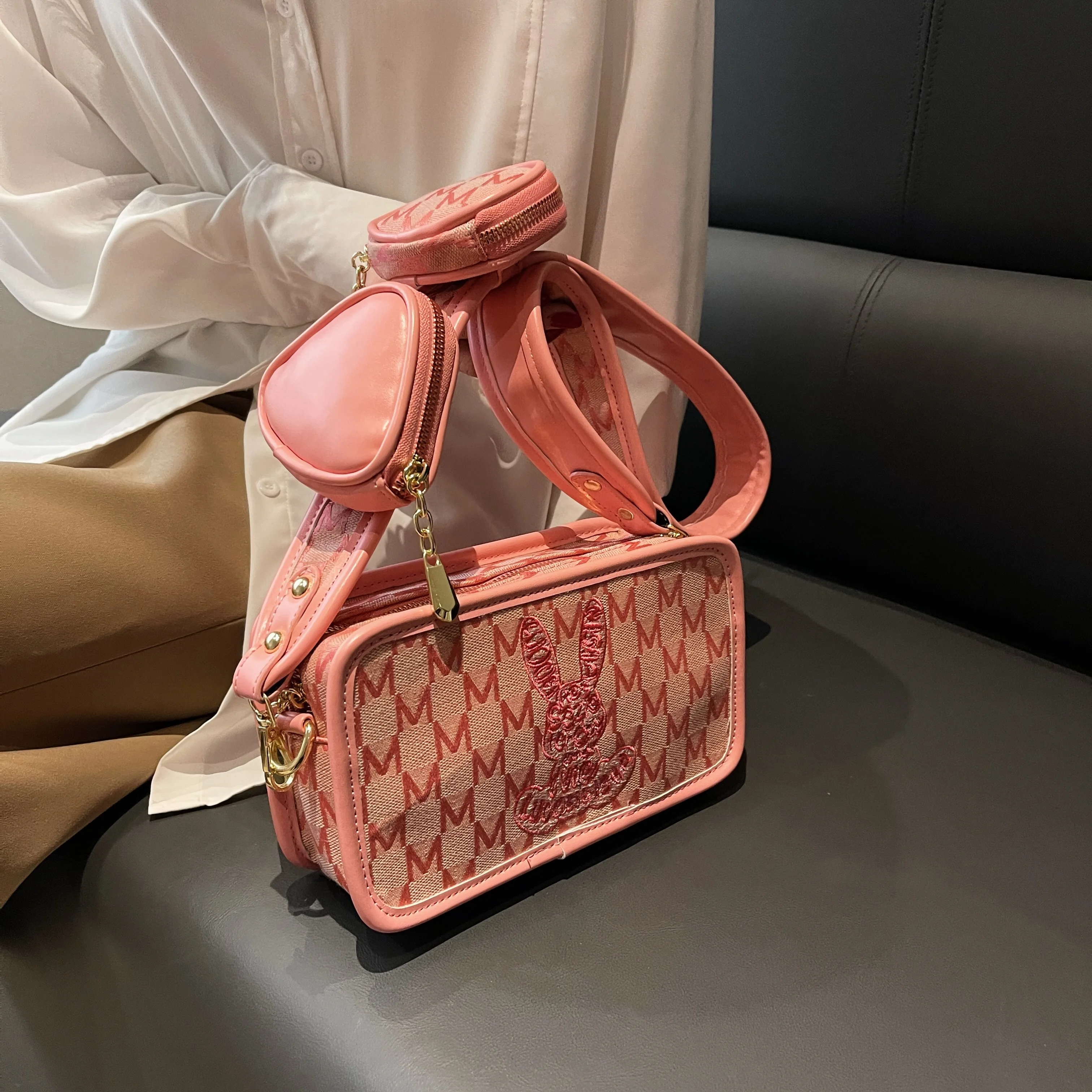 La piccola borsa popolare di quest\'anno 2024 estate nuovo ricamo senior sense of foreign style borsa a tracolla piccola borsa quadrata da donna
