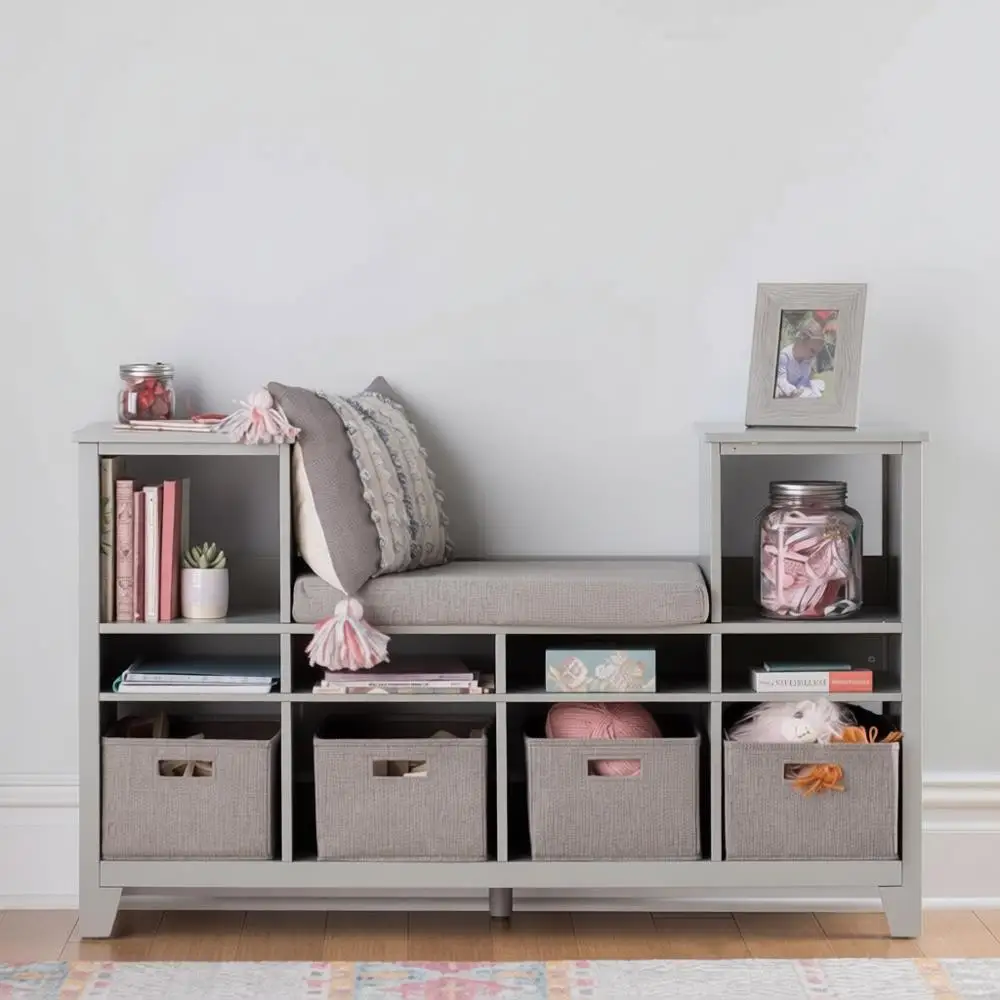 

Серая деревянная скамейка для хранения с подушками, книжными шкафами и тканевыми ящиками для зоны чтения детей