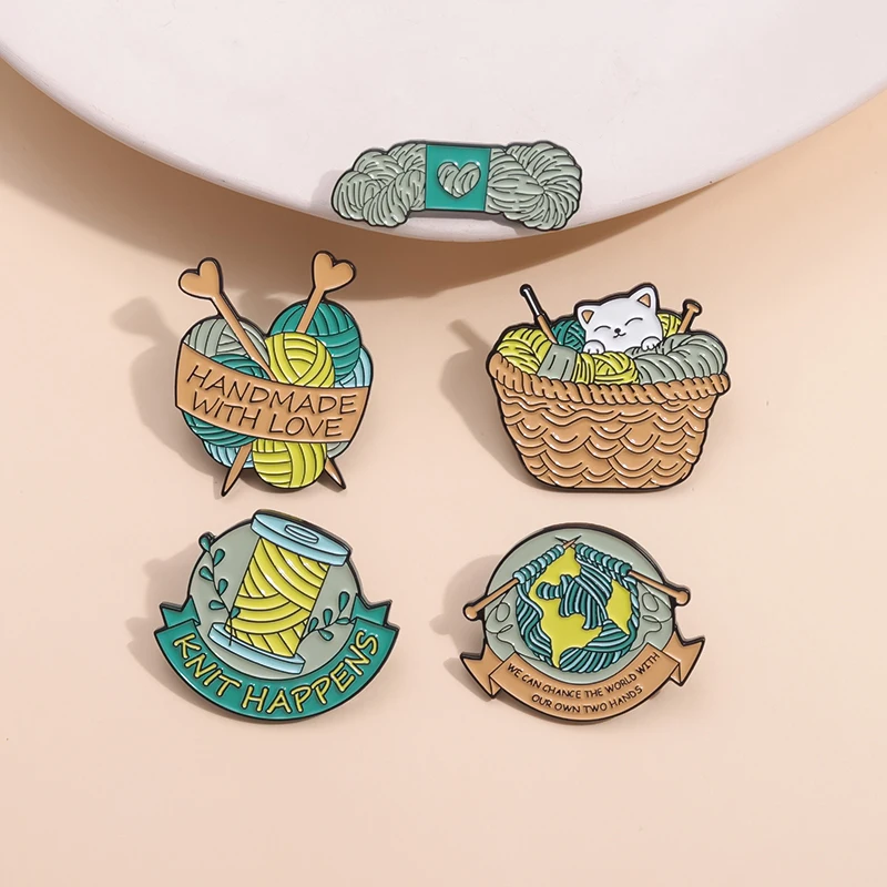 Pin de esmalte de bola de punto respetuoso con el medio ambiente, lindo juguete de gato de bola de lana, broche, insignia, mochila, solapa, regalo