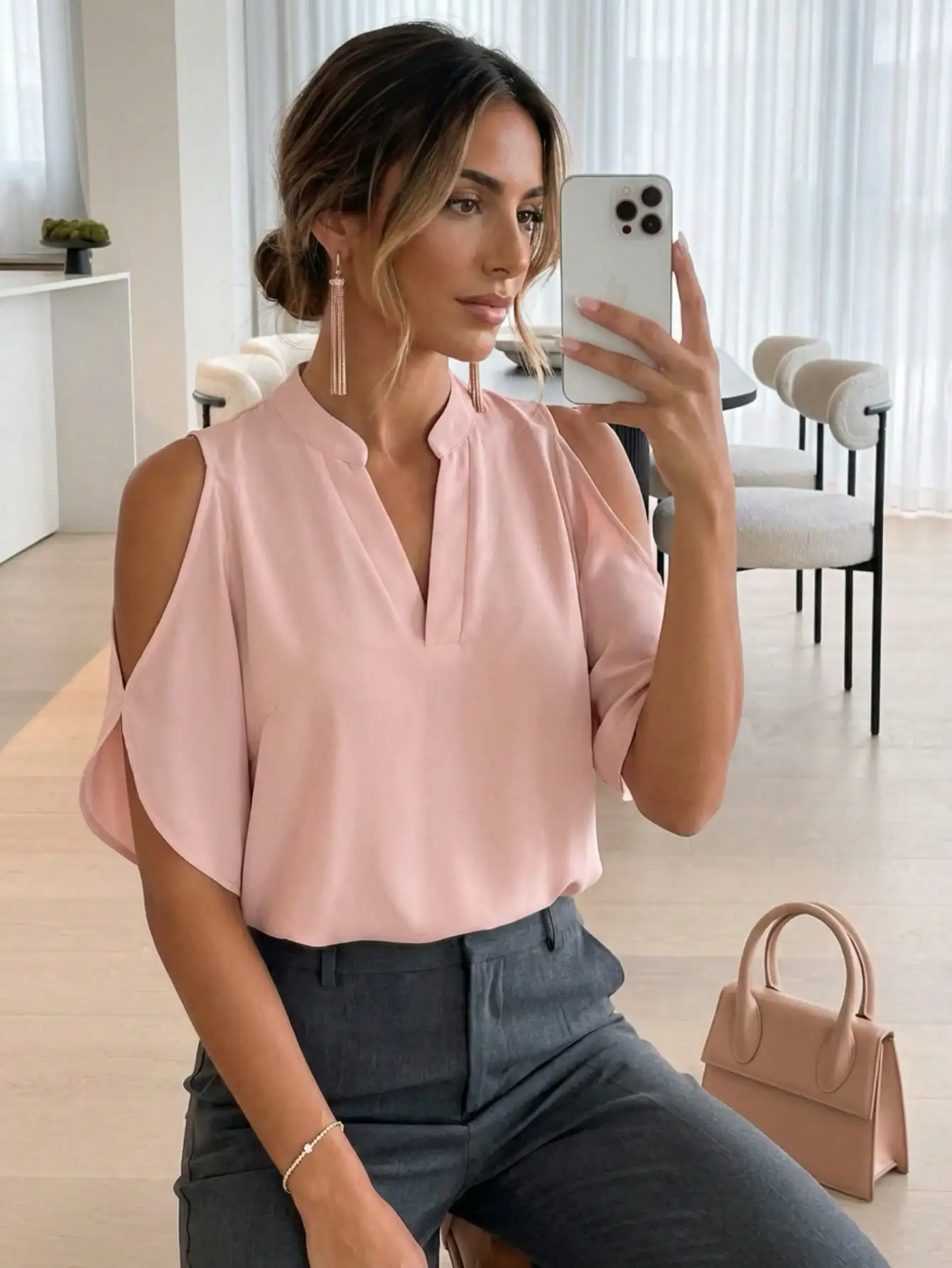 

Розовая блузка с открытыми плечами и разрезами на рукавах - свободный крой, легкий шифон