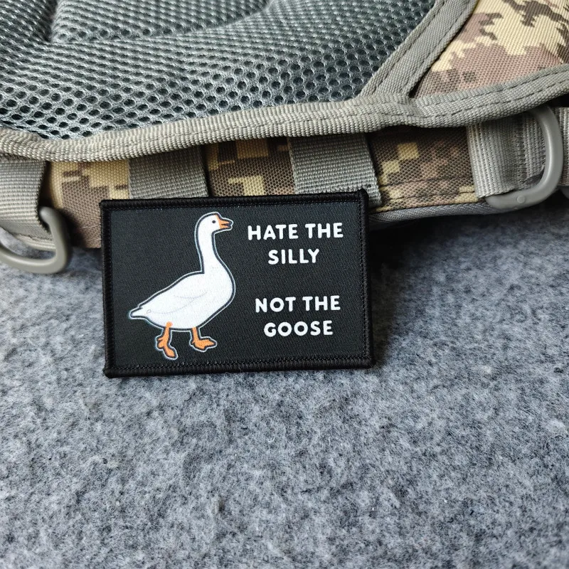 2026 Neues Abzeichen, „Hate The Silly Not The Goose“ Moral-Abzeichen, für Kleidung, Hüte, Rucksäcke usw., mit Klettverschluss.