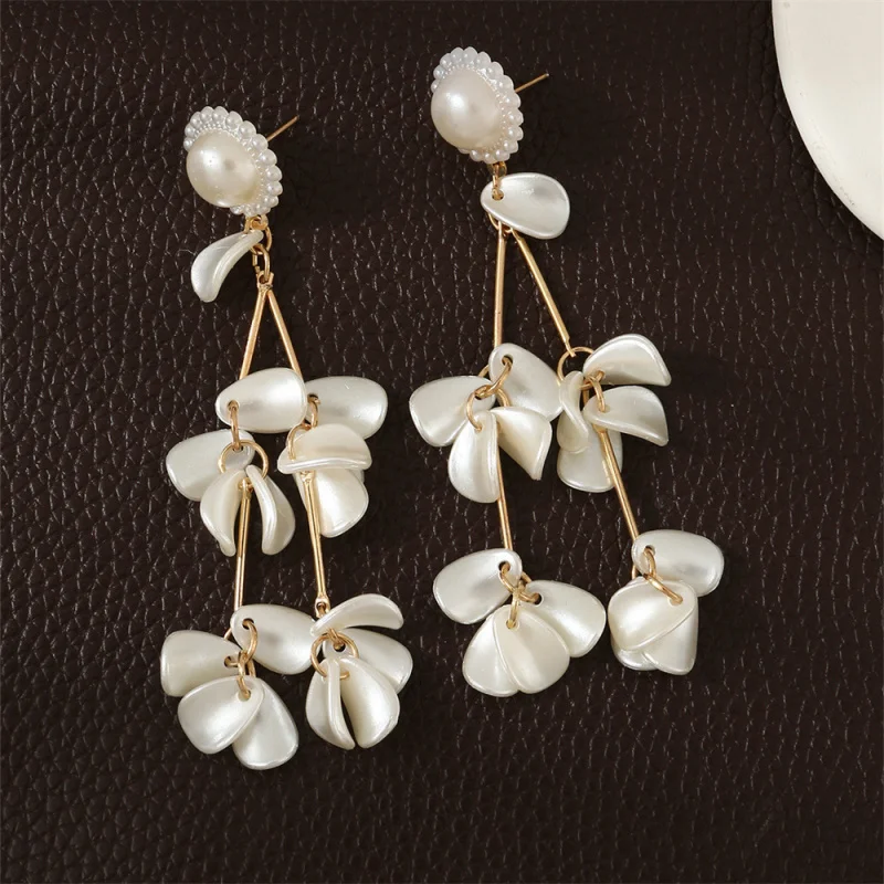 1 pair Long Pearl Fringe Earrings – Floral & Leaf Motifs, Elegant & Face-Lengthening.