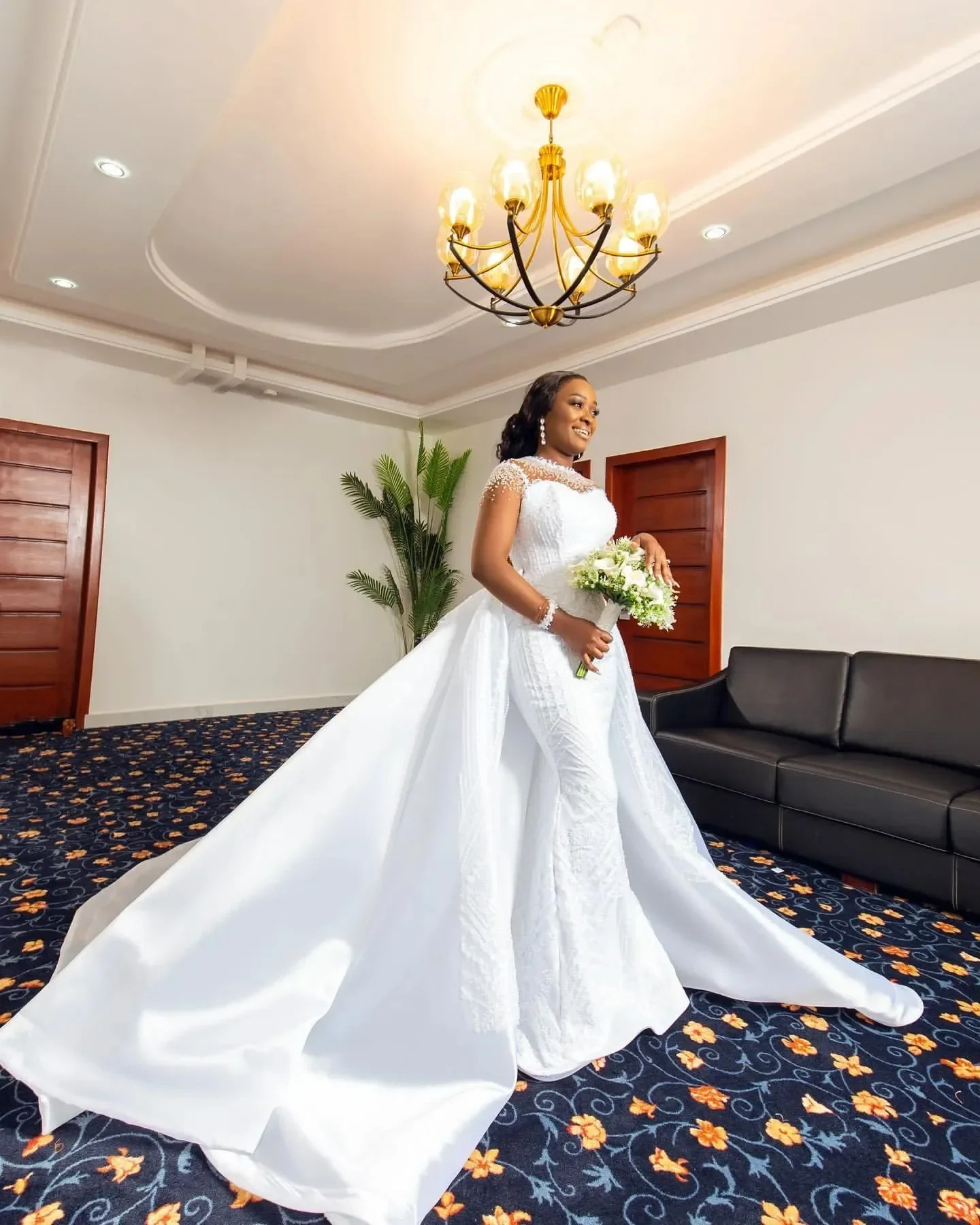 Maßgeschneidertes Brautkleid mit glänzenden Perlen und Pailletten, O-Ausschnitt für die Braut, afrikanische Illusion, langärmeliges Brautkleid mit abnehmbarer Schleppe