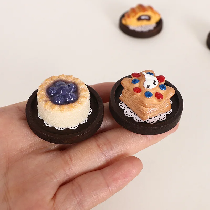 

1set Mini Croissant Dessert Model Dollhouse Food Toy Fake Pastry Cake Tray Lace Paper Cupcake Liner Desktop Decor Miniatures