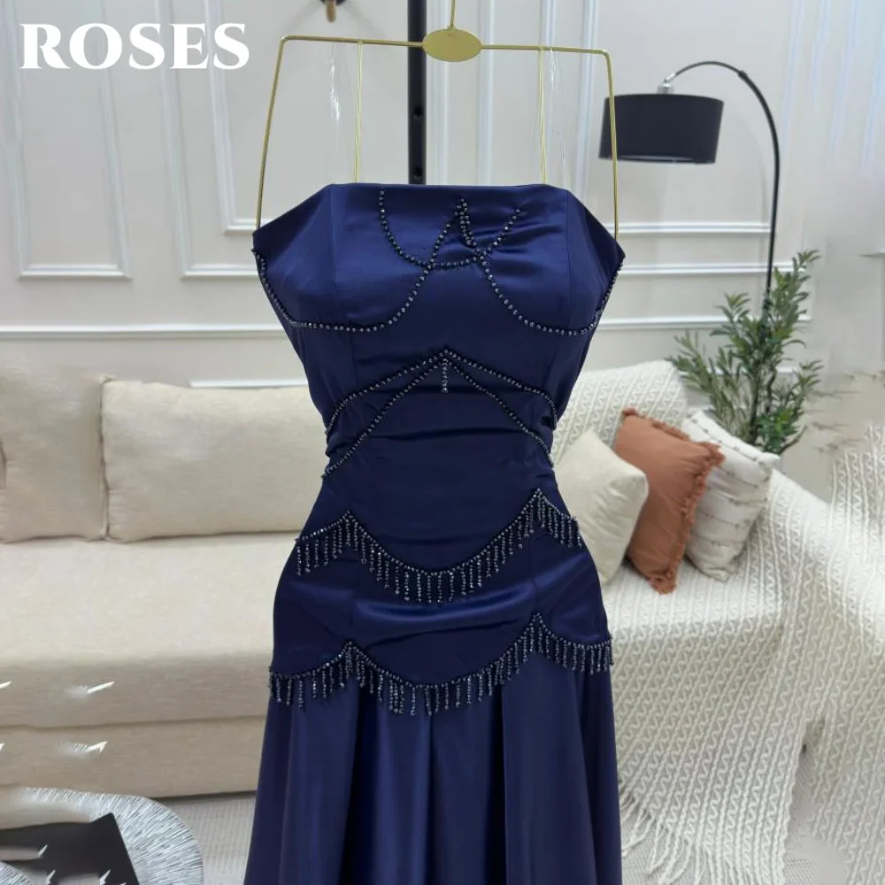 

ROSES Темно-синее платье для выпускного вечера без бретелек Платье знаменитости без рукавов Женское вечернее платье со складками и бисером Вечернее платье по индивидуальному заказу